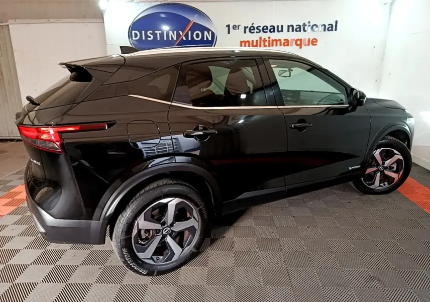 Vue de profil droit du Nissan Qashqai e-Power noir 2023 avec jantes alliage et feux arrière LED allongés.