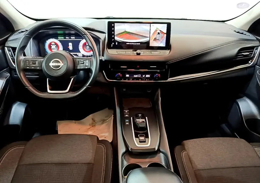 Vue intérieure avant du Nissan Qashqai e-Power 190 N-Connecta 2023, tableau de bord noir avec écran tactile et volant cuir alu.