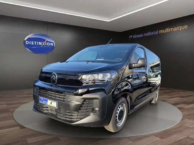 Vue 3/4 avant droite d’un Citroën Jumpy noir Perla Nera métal avec porte latérale coulissante en showroom.