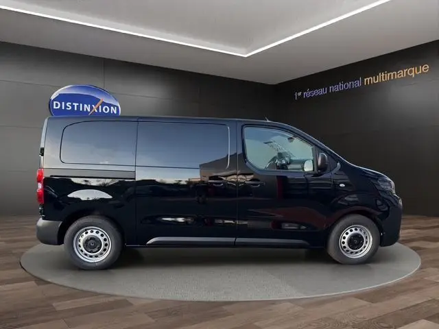 Vue de profil côté droit d'un utilitaire Citroën Jumpy noir Perla Nera métal, avec porte latérale coulissante et double portes arrière.