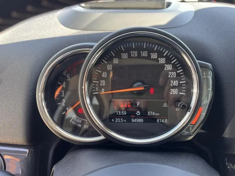 Vue rapprochée du tableau de bord de la MINI Countryman Cooper D 2018, affichage numérique et compte-tours cerclés de chrome.