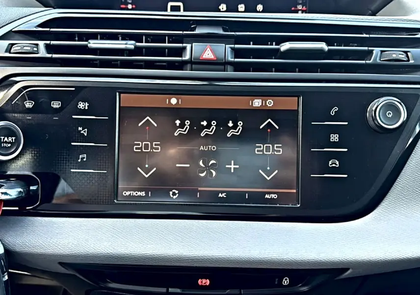 Vue rapprochée de la console centrale du Citroën Grand C4 Spacetourer gris alu, affichant l'écran tactile de climatisation bi-zone.