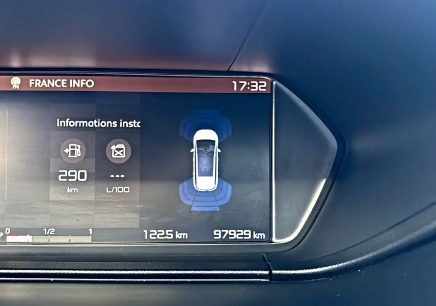 Écran multifonction du tableau de bord du Citroën Grand C4 Spacetourer gris alu, affichant l'autonomie et le kilométrage.