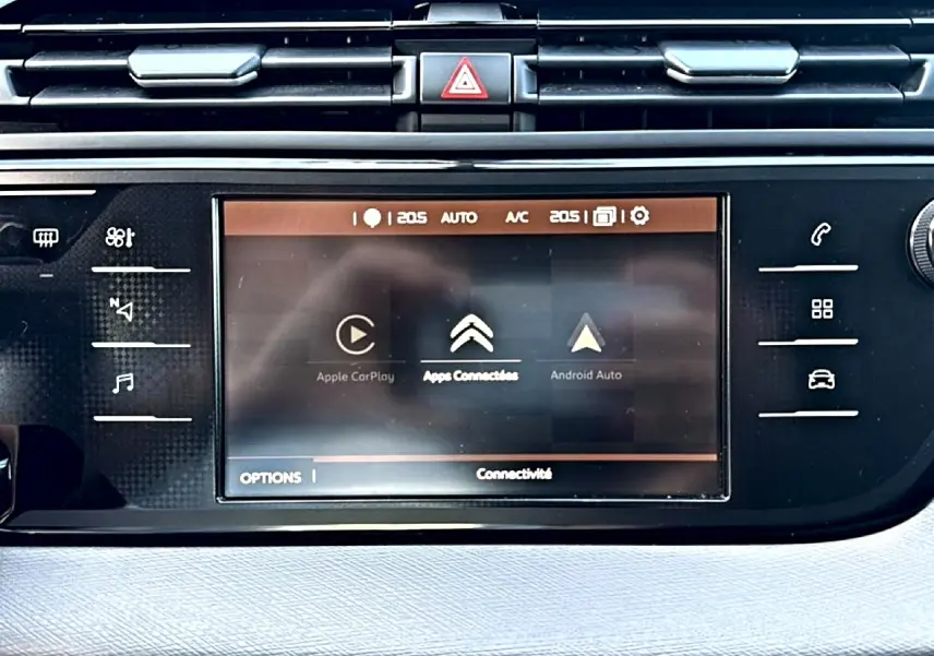 Écran tactile central du tableau de bord du Citroën Grand C4 Spacetourer gris alu, avec commandes connectées visibles.