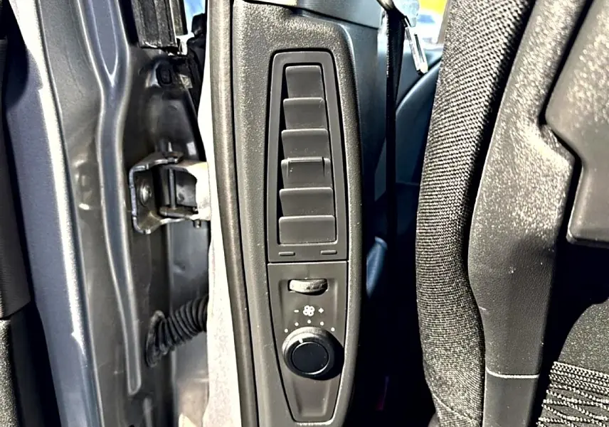 Détail du réglage d’aération côté gauche sur la portière grise alu d’un Citroën Grand C4 Spacetourer 2021.