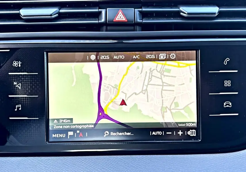 Écran tactile central du tableau de bord du Citroën Grand C4 Spacetourer Puretech 130, avec navigation affichée.