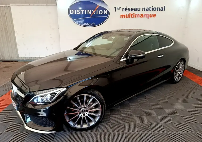 Mercedes Classe C Coupé C 220 d Fascination noir vue 3/4 avant droit avec jantes alliage et phares LED allumés