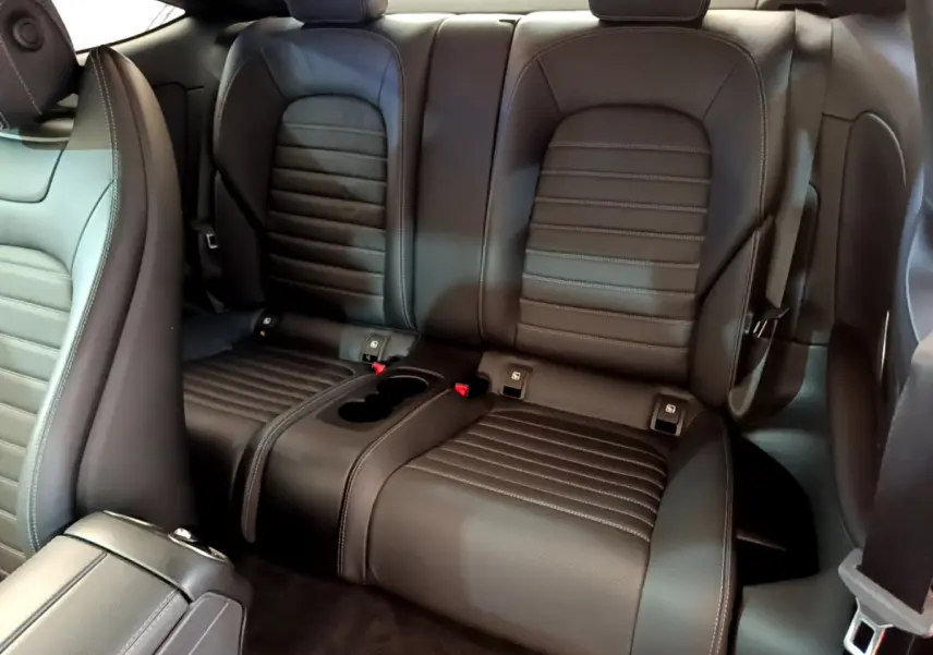 Vue rapprochée des sièges arrière en cuir noir du Mercedes Classe C Coupé C 220 d Fascination 2018.