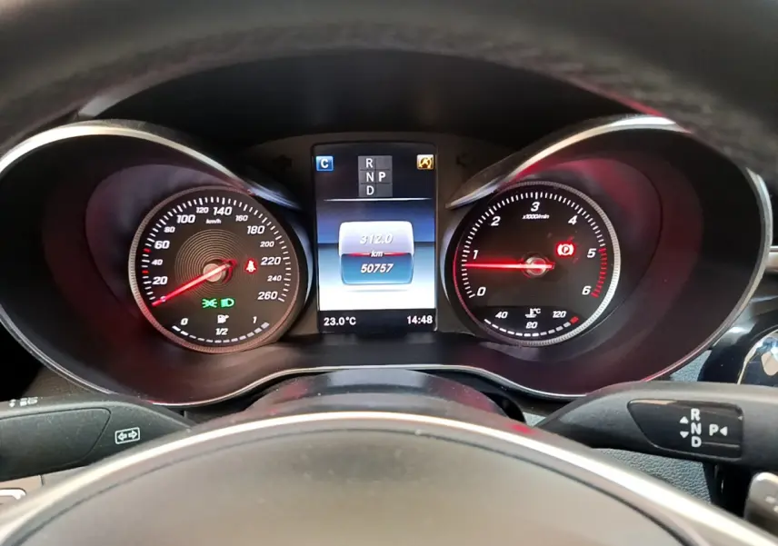 Tableau de bord de Mercedes Classe C Coupé noir, affichage digital central avec compteurs analogiques ronds.