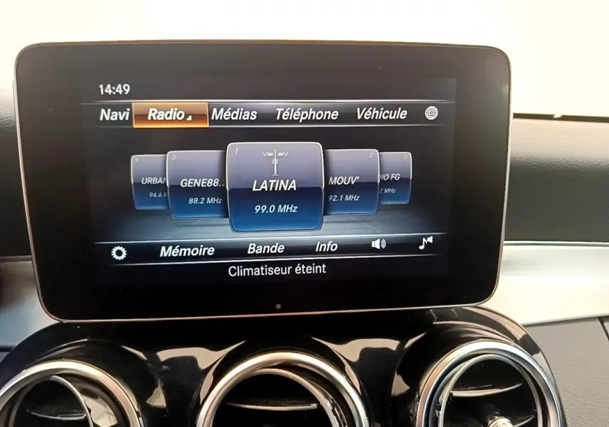 Écran multimédia 8,4 pouces de la Mercedes Classe C Coupé 2018 affichant la radio sur fond noir et tableau de bord argenté.