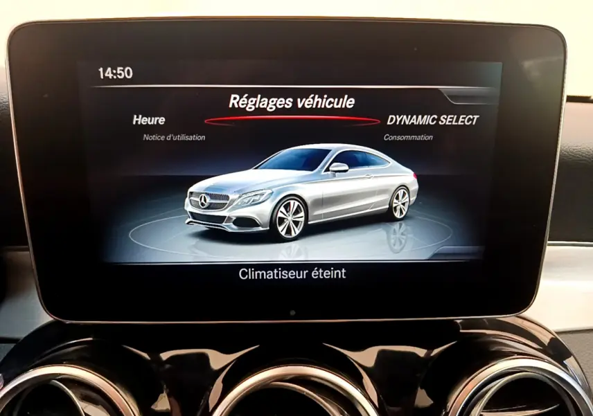 Écran central affichant une Mercedes Classe C Coupé argent en vue 3/4 avant dans les réglages véhicule.