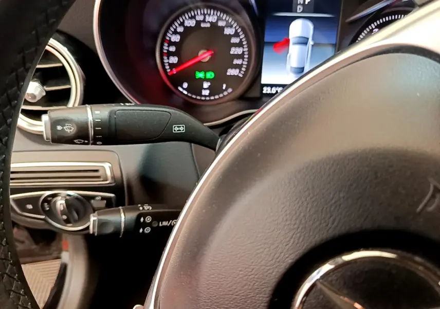 Gros plan sur le volant cuir noir et le tableau de bord digital du Mercedes Classe C Coupé C 220 d Fascination 2018.