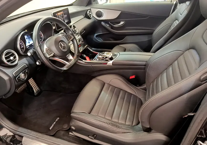 Intérieur noir de la Mercedes Classe C Coupé C 220 d Fascination 2018, vue côté conducteur avec volant cuir et console centrale.