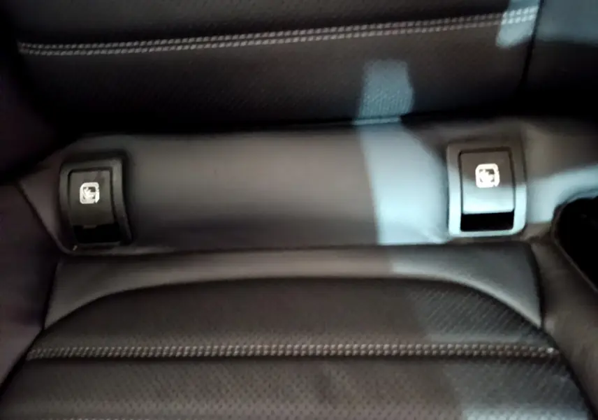 Gros plan sur la banquette arrière noire en cuir perforé avec attaches Isofix visibles d'une Mercedes Classe C Coupé 2018.