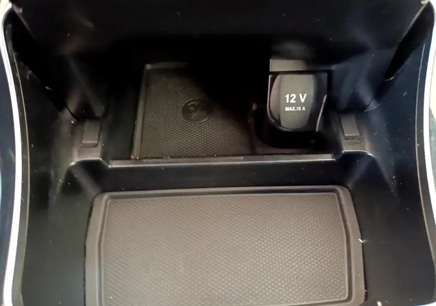 Prise 12V et espace de rangement central noir dans l'habitacle de la Mercedes Classe C Coupé C 220 d Fascination 2018.