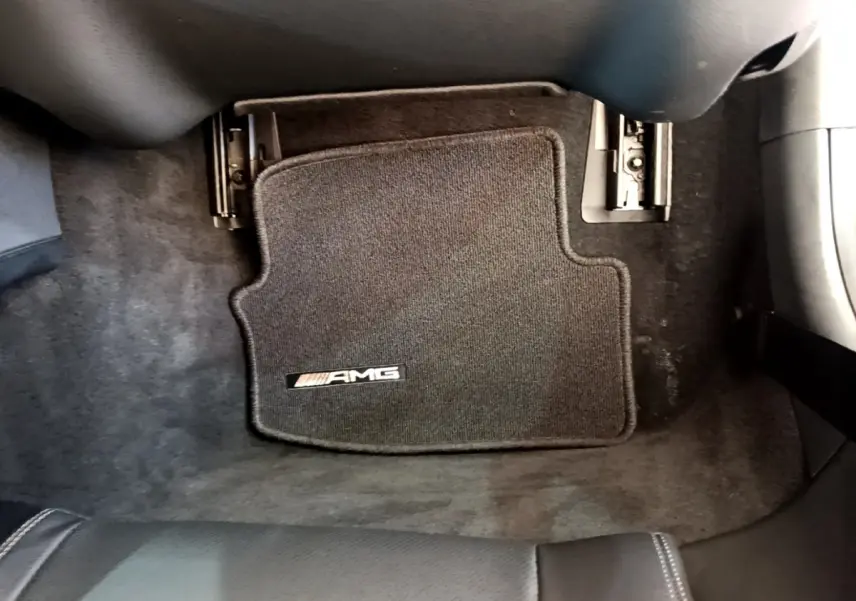 Tapis de sol AMG noir en gros plan sur le côté conducteur intérieur d'une Mercedes Classe C Coupé 2018.