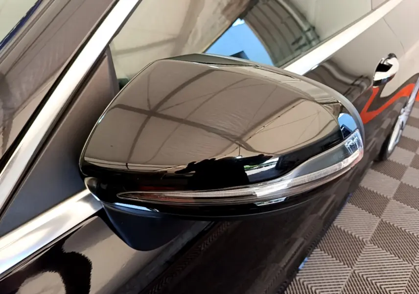 Rétroviseur côté gauche noir brillant de la Mercedes Classe C Coupé C 220 d Fascination 2018 avec clignotant intégré.