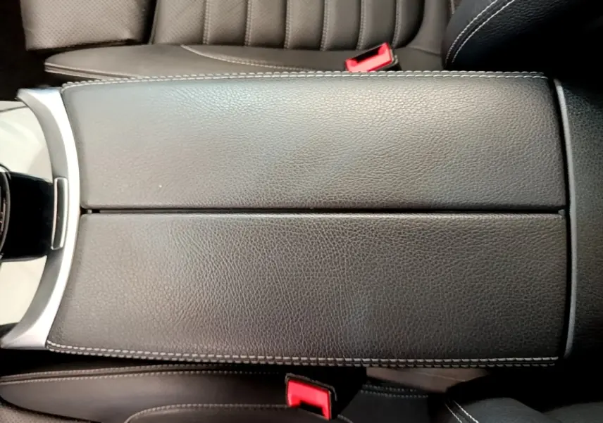 Gros plan sur l'accoudoir central en cuir noir avec surpiqûres blanches de la Mercedes Classe C Coupé C 220 d Fascination 2018.