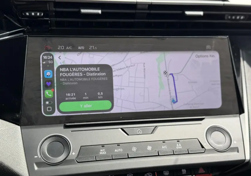 Vue rapprochée de l’écran tactile central 10’’ du Peugeot 308 gris Artense, affichant un guidage GPS.