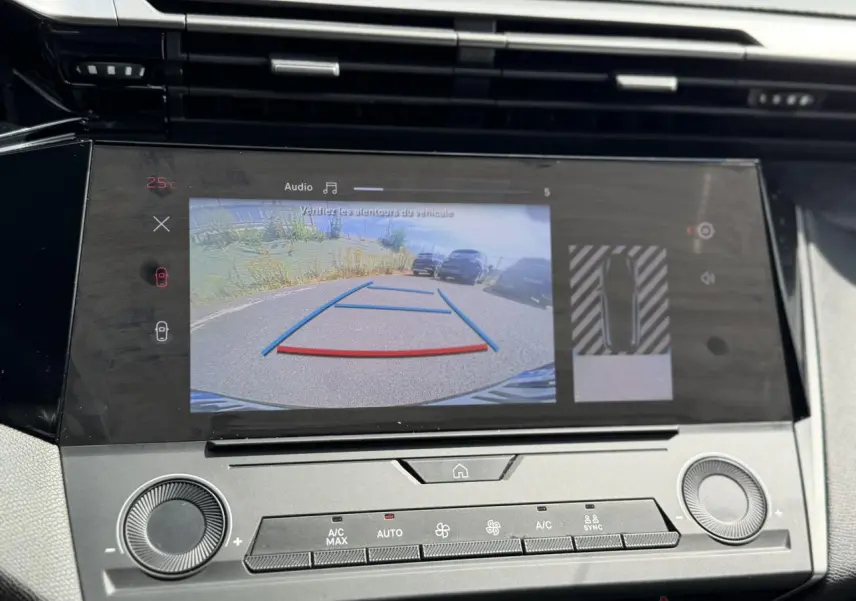 Écran tactile central montrant la caméra de recul et l’aide au stationnement d’une Peugeot 308 gris Artense.