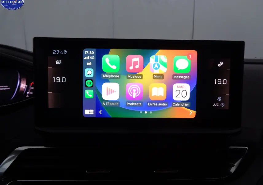 Écran tactile central allumé avec interface Apple CarPlay dans le Peugeot 3008 bleu Célèbes métal 2023.