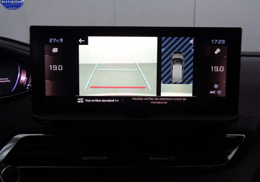 Écran central du Peugeot 3008 2023 montrant la caméra de recul et l'affichage de la température intérieure.
