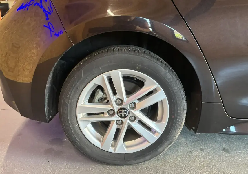 Gros plan sur la jante alu avant droite d'une Toyota Corolla noire 2020, soulignant le design moderne du pneu Bridgestone.