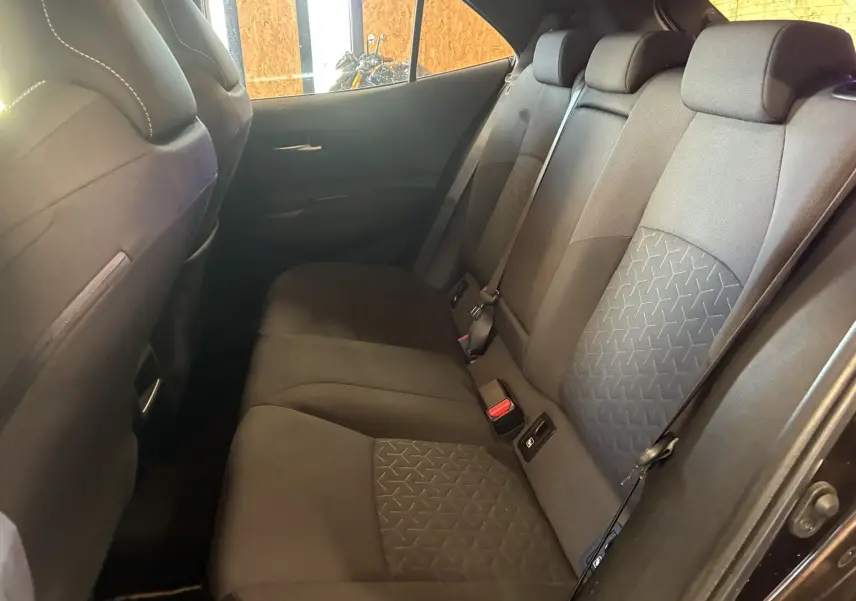 Banquette arrière en tissu noir vue côté gauche d'une Toyota Corolla 1.8 122 Dynamic 2020 avec ceinture et appuie-têtes.
