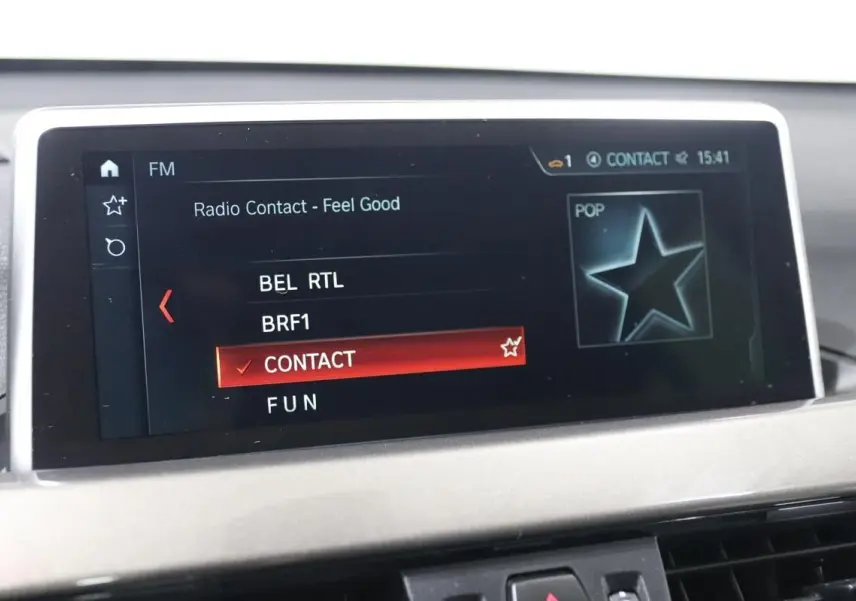 Écran central de la BMW X1 sDRIVE 18D 2019 affichant la sélection radio sur fond noir avec interface moderne.