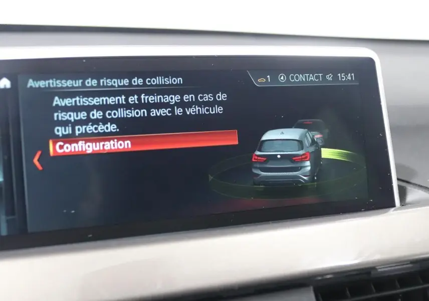 Écran de configuration du système d’alerte de collision montrant un véhicule gris vu de l’arrière en infographie.
