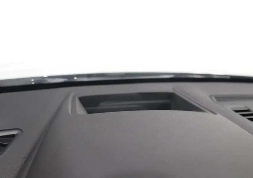 Vue rapprochée du tableau de bord noir d’un BMW X1 2019, mettant en valeur les aérateurs et la console centrale.