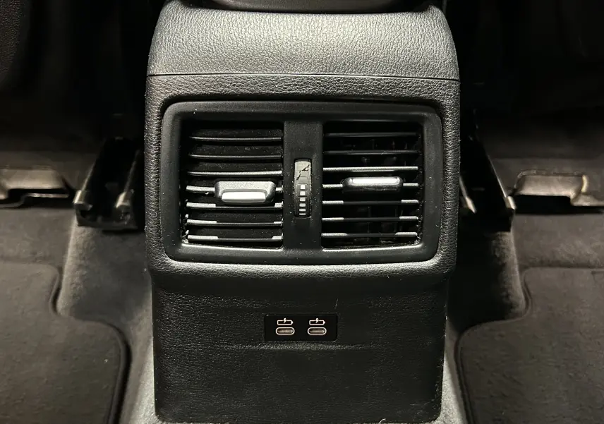 Vue rapprochée des aérateurs arrière et des deux ports USB-C noirs dans l’habitacle d’un BMW X1 2019.