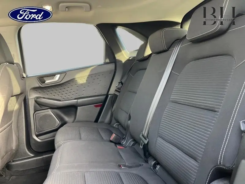 Vue intérieure côté gauche de la banquette arrière noire avec ceintures et surpiqûres blanches du Ford Kuga 2020.
