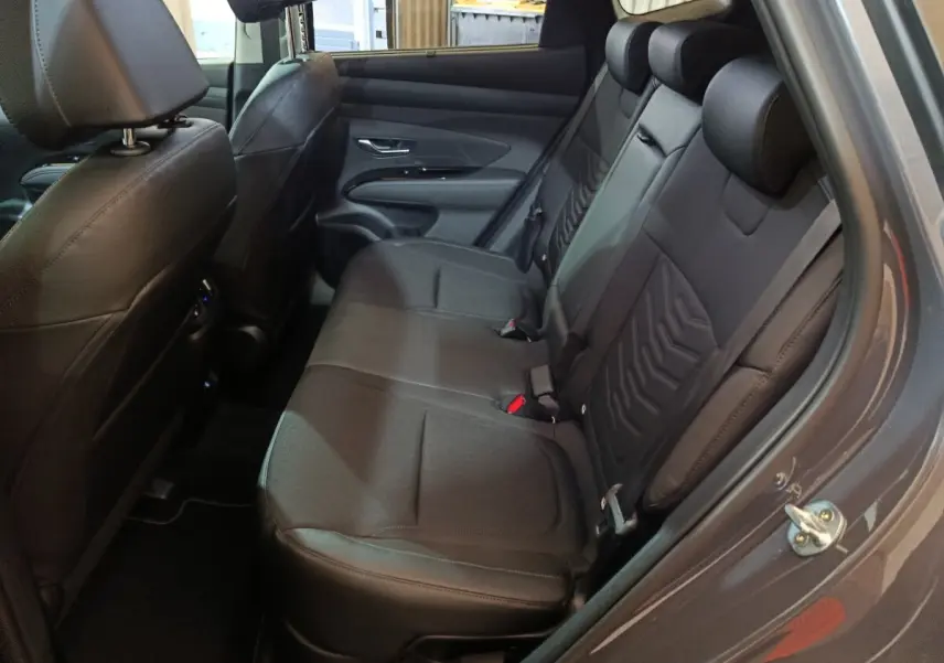 Vue intérieure côté droit des sièges arrière en cuir noir du Hyundai Tucson 1.6 Hybrid 239 Creative 2025 gris clair.
