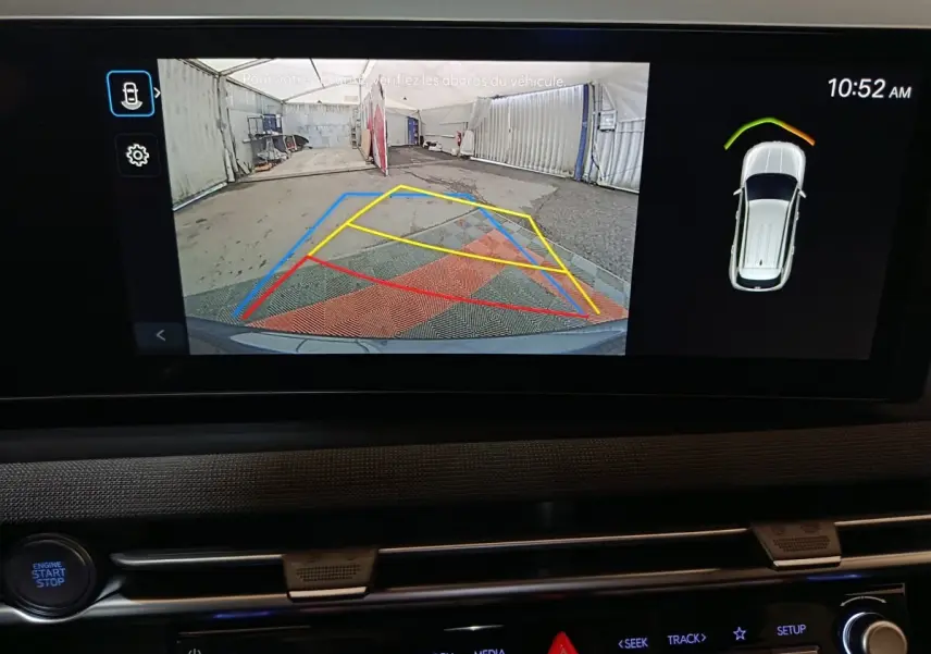Écran tactile du Hyundai Tucson 2025 montrant la caméra de recul avec guidage coloré et vue 3D du véhicule.