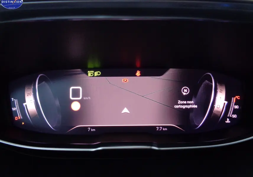 Tableau de bord numérique du Peugeot 3008 2023 affichant la vitesse à 0 km/h et une carte non cartographiée.