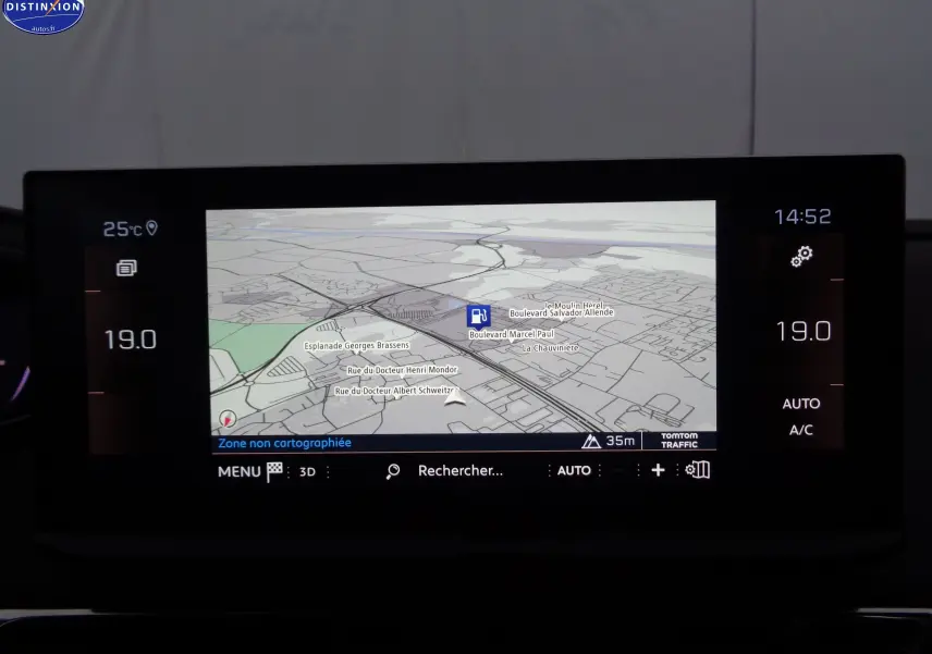 Écran central du Peugeot 3008 GT 2023 affichant la navigation avec carte et commandes climatisation à 19°C.