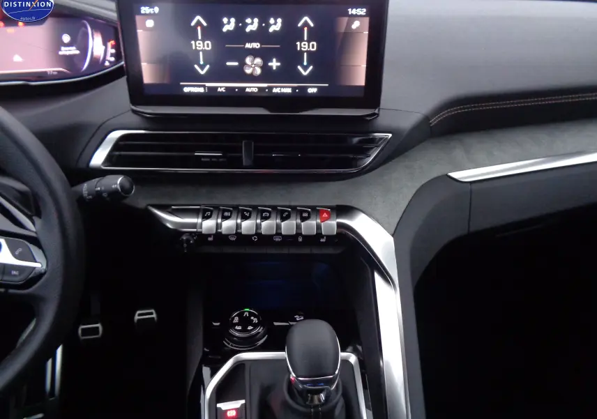 Vue rapprochée de la console centrale et tableau de bord du Peugeot 3008 noir perle métal avec écran tactile et commandes piano.