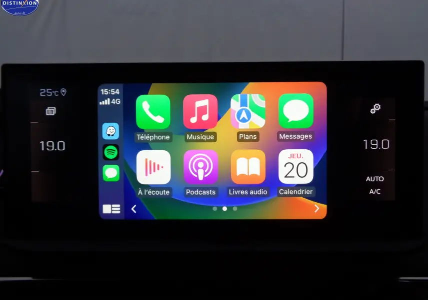 Écran tactile central du Peugeot 3008 noir perle métal 2023 affichant Apple CarPlay et réglage climatisation à 19°C.