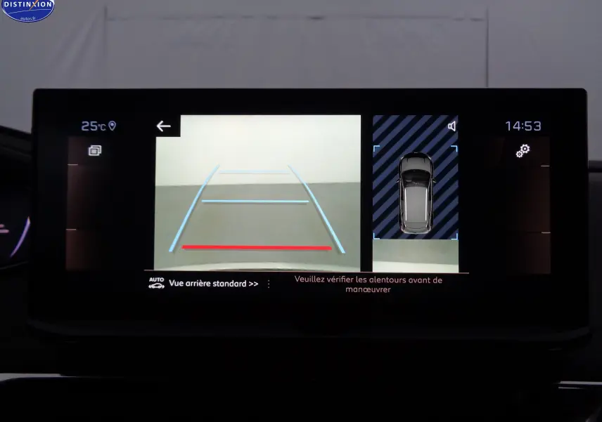 Écran multimédia du Peugeot 3008 2023 montrant la caméra de recul avec vue arrière et top-down du véhicule noir perle métal.