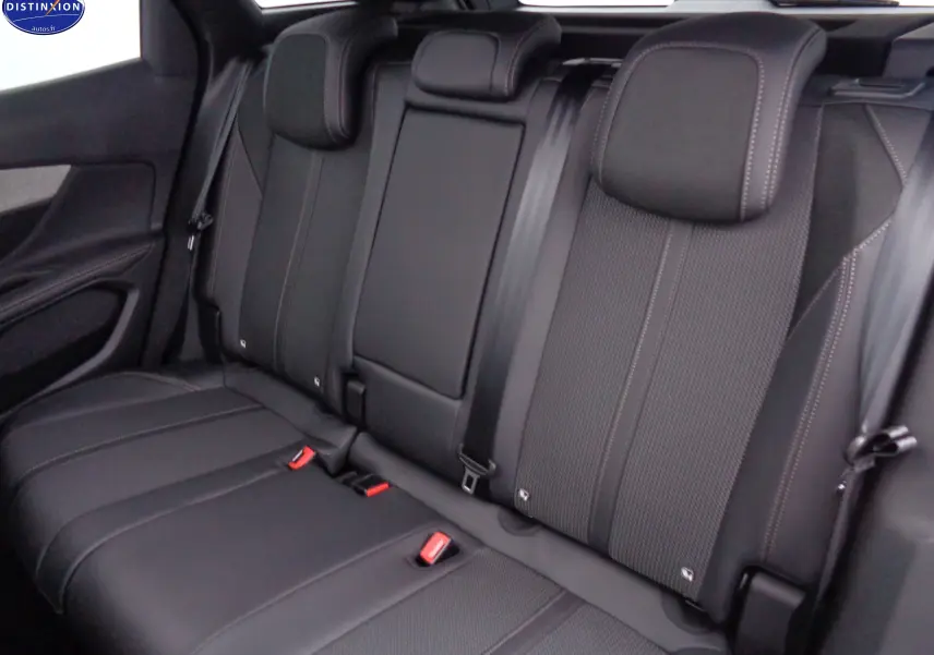 Vue intérieure sur les sièges arrière en cuir noir avec surpiqûres contrastantes du Peugeot 3008 2023.