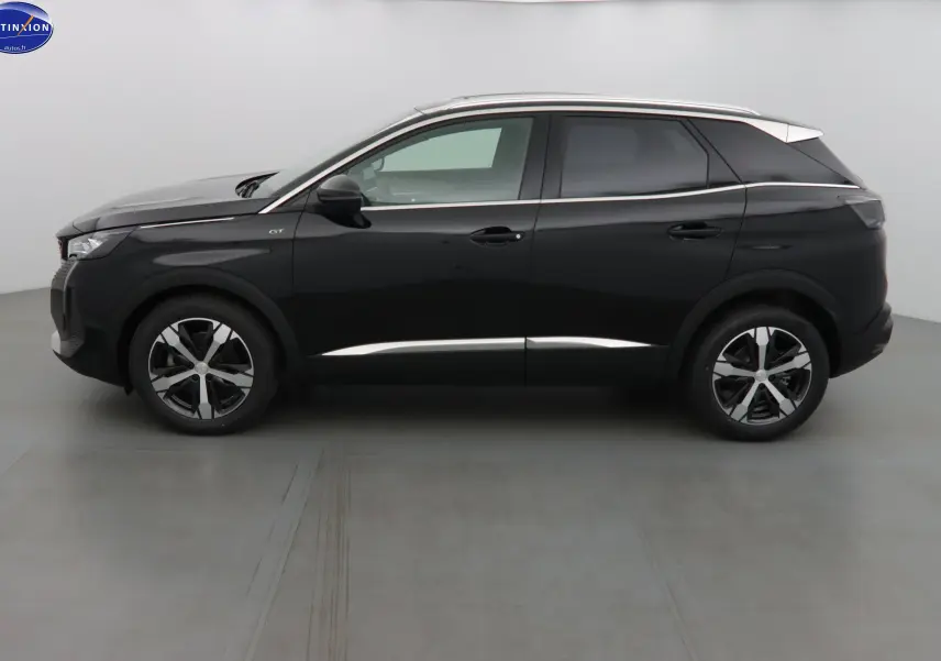 Profil côté gauche du Peugeot 3008 GT noir perle métal avec jantes bi-ton et finitions chromées.