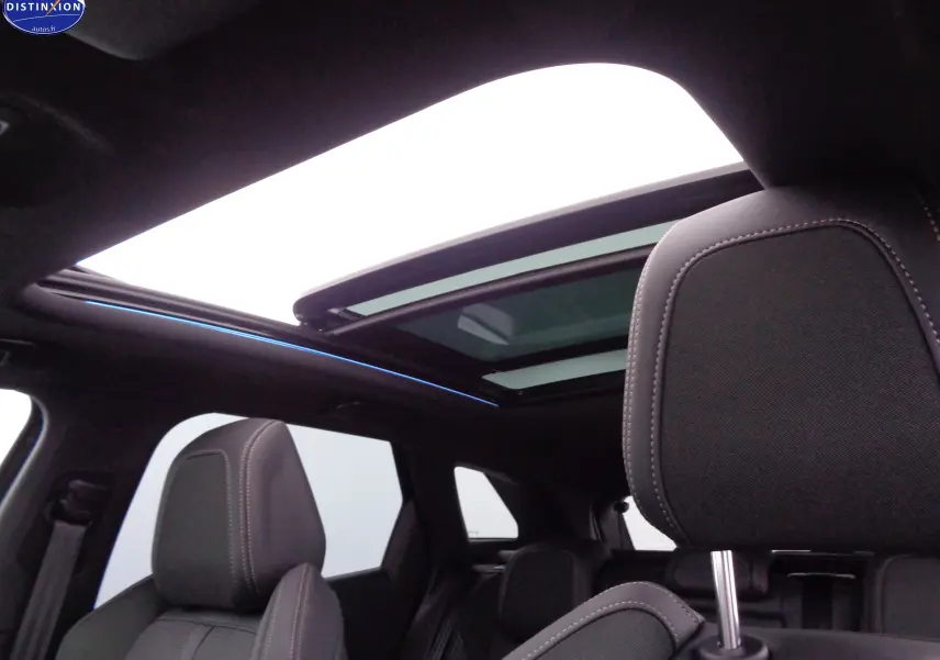 Vue intérieure du Peugeot 3008 noir perle métal, mettant en valeur le toit ouvrant panoramique et les sièges avant en cuir noir.