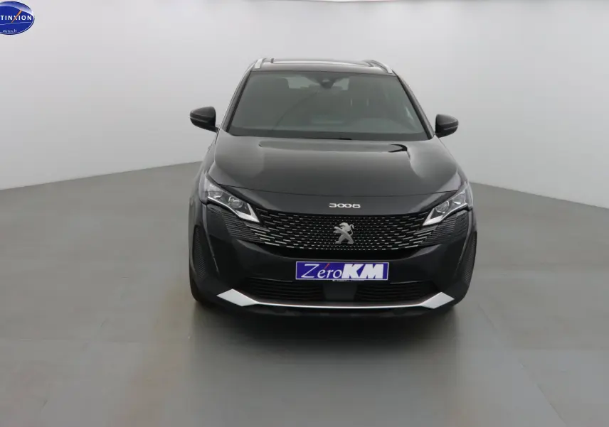 Vue frontale d'un Peugeot 3008 noir perle métal avec calandre distinctive et plaque "Zéro KM" visible.