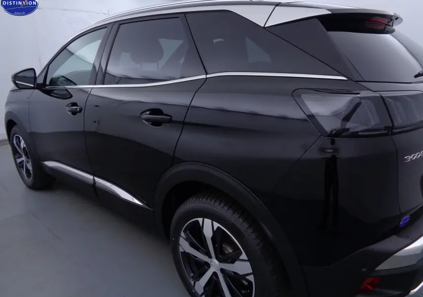 Vue 3/4 arrière droite du Peugeot 3008 GT noir perle métal avec jantes bi-ton et vitres teintées.