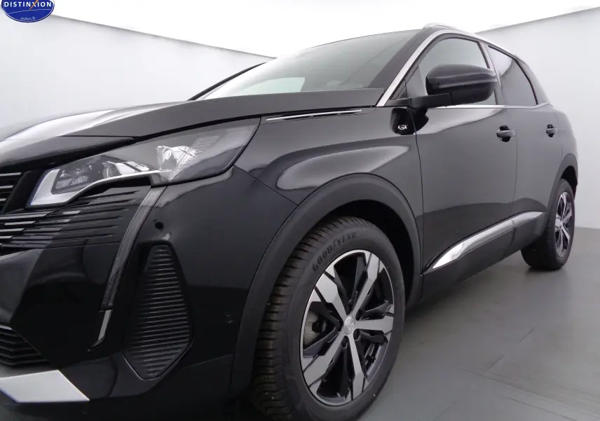 Peugeot 3008 noir perle métal en vue 3/4 avant droit, avec jantes alliage bicolores et badge GT visible sur l'aile.