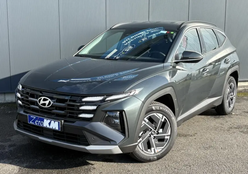 Vue 3/4 avant droite du Hyundai Tucson 2025 Cypress Green avec calandre noire et jantes alliage distinctives.