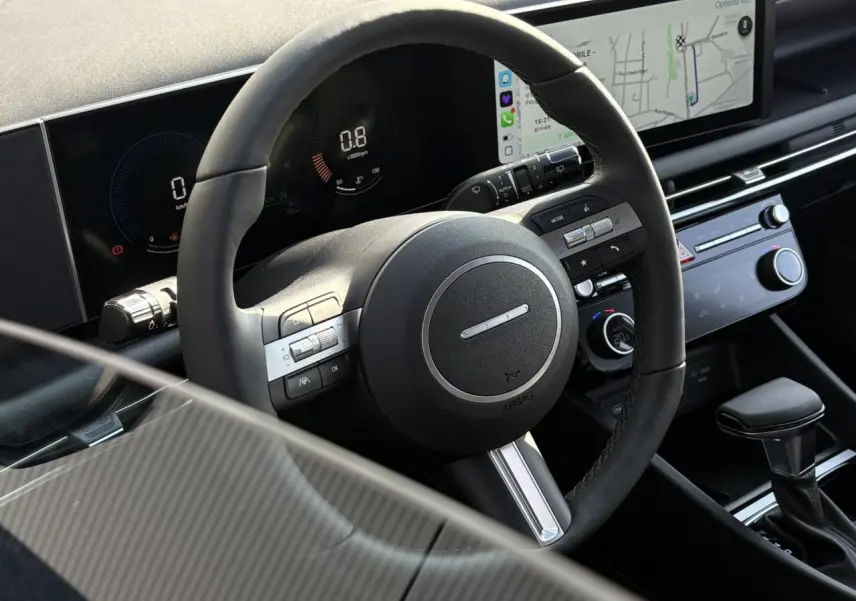 Vue rapprochée du tableau de bord et volant cuir noir du Hyundai Tucson 2025 avec écran tactile et commandes intégrées.