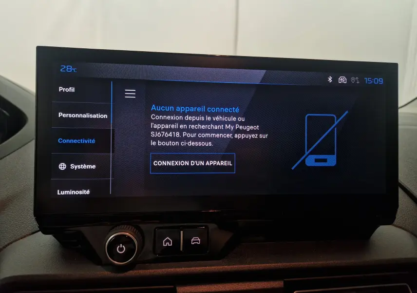 Écran tactile central du Peugeot Partner 2025 affichant le menu connectivité avec message de non connexion d'appareil.