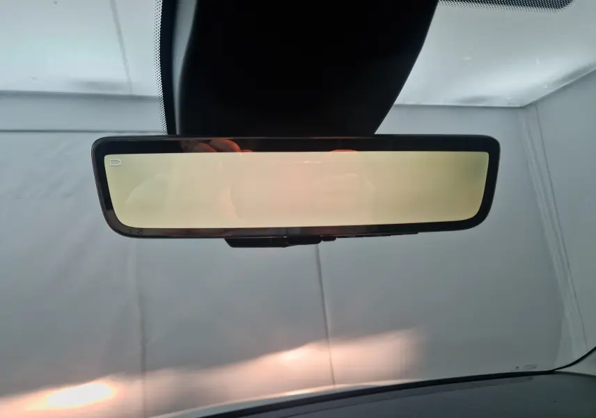 Rétroviseur intérieur numérique du Peugeot Partner XL blanc 2025, affichage clair sans image visible.